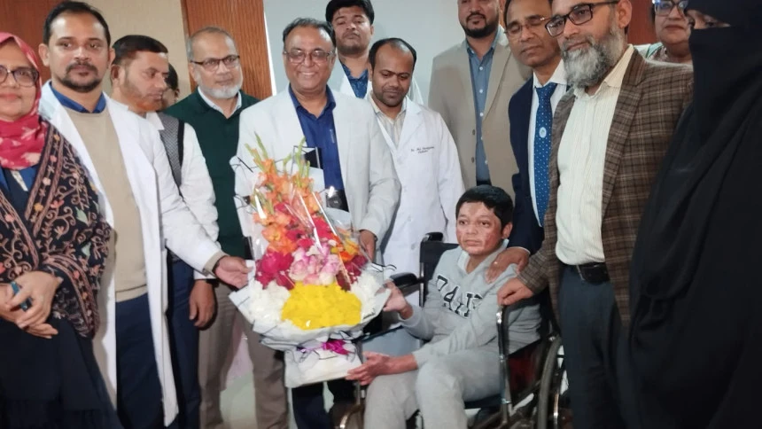 ১৮৩ দিন পর হাসপাতাল থেকে বাড়ি ফিরল মাইলস্টোন ট্র্যাজেডির সর্বশেষ শিক্ষার্থী আবিদ