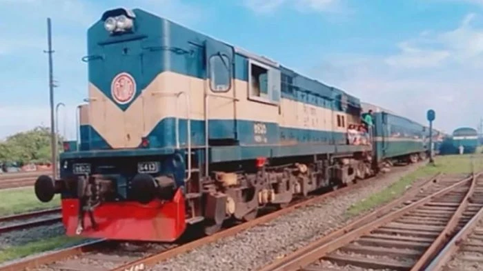 চলন্ত ট্রেনে পাথর নিক্ষেপ থামছেই না: বাড়ছে আতঙ্ক, ঝুঁকিতে যাত্রীরা