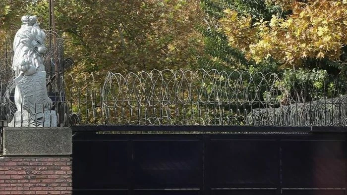 নিরাপত্তা ঝুঁকিতে তেহরানে ব্রিটিশ দূতাবাস বন্ধের ঘোষণা