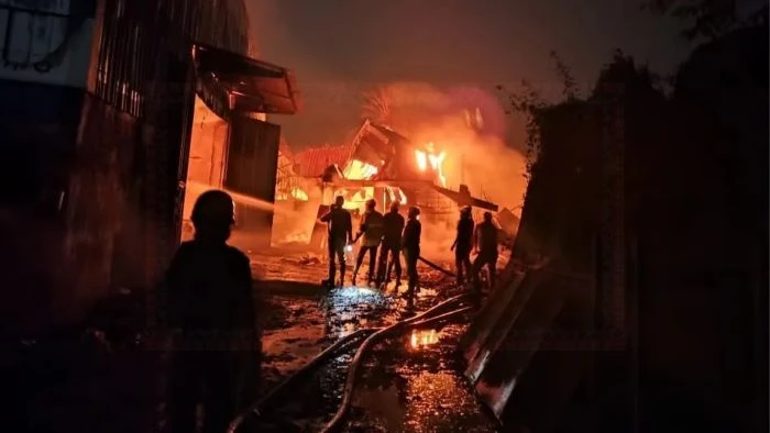 কলকাতার আনন্দপুরে মোমো গুদামে ভয়াবহ অগ্নিকাণ্ড: উদ্ধার একাধিক দেহাংশ, ২০ শ্রমিক নিখোঁজ