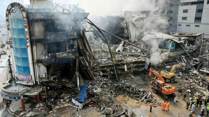 করাচির শপিং কমপ্লেক্সে ভয়াবহ অগ্নিকাণ্ড: এক দোকান থেকেই ৩০ মরদেহ উদ্ধার