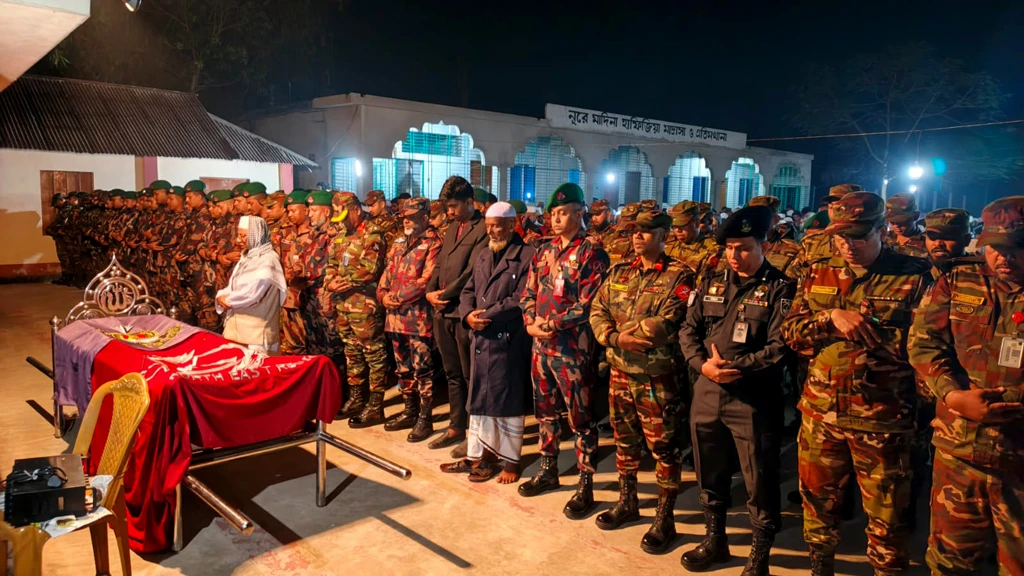 কুমিল্লায় নিজ গ্রামে রাষ্ট্রীয় মর্যাদায় চিরশায়িত হলেন র‍্যাব কর্মকর্তা মোতালেব