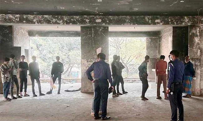 পরিত্যক্ত কমিউনিটি সেন্টার থেকে সাভারে ২ জনের মরদেহ উদ্ধার