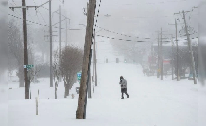 যুক্তরাষ্ট্রজুড়ে তুষারঝড়ের তাণ্ডবে বিদ্যুৎহীন লাখো মানুষ, বাতিল ১৩ হাজারের বেশি ফ্লাইট