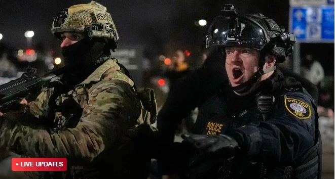 মিনিয়াপোলিসে গুলিবর্ষণ, নিজের দেশেই বিক্ষোভ, বিদ্রোহ আইন ব্যবহারের হুমকি ট্রাম্পের 