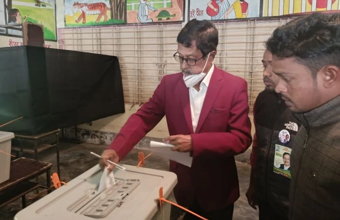 ডুইয়ারপাড় কেন্দ্রে ভোট দিলেন এমপি প্রার্থী এডভোকেট ফজলুর রহমান 