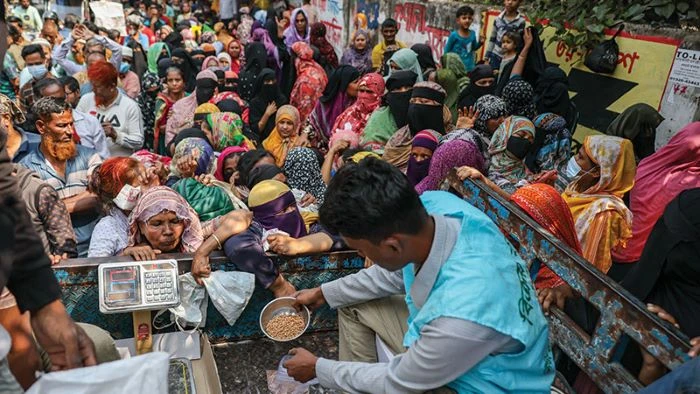 টিসিবি ট্রাকসেলে বহু মানুষের ভিড়: চাহিদার চেয়ে কম সরবরাহ, ঘণ্টার পর ঘণ্টা লাইনে দাঁড়িয়ে অনেকেই পাচ্ছে না পণ্য