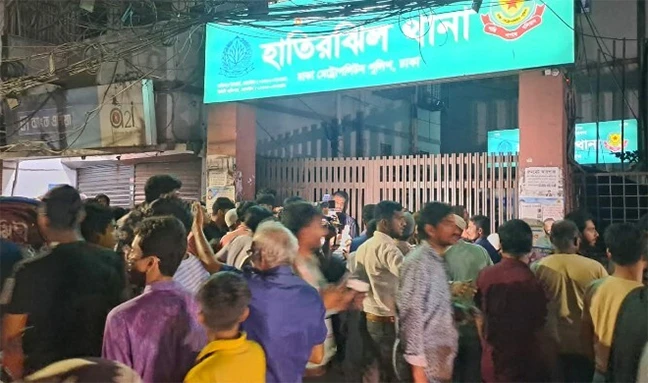 লিফটের ফাঁকা স্থানে শিশুর মরদেহ, বিচার চেয়ে হাতিরঝিল থানা ঘেরাও