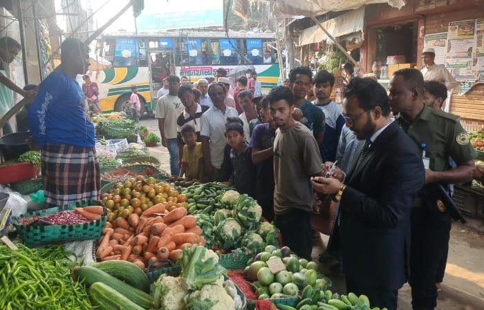 বাঁশখালী‌তে মোবাইল কোর্ট অভিযান, মেয়াদোত্তীর্ণ পণ্য বিক্রির দা‌য়ে মামলা ও জ‌রিমানা আদায়