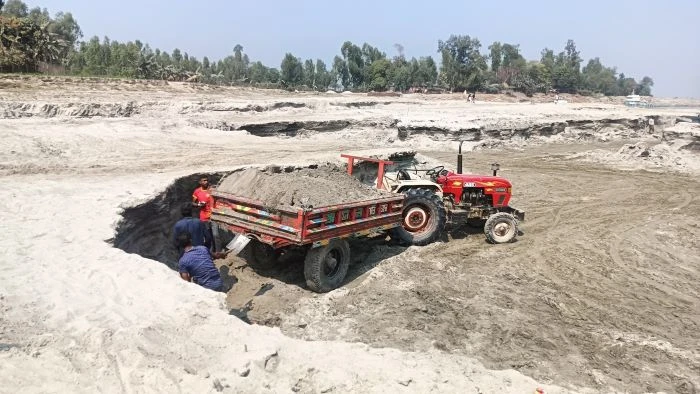 ব্রহ্মপুত্রের তীর কেটে মাটির ব্যবসা, ঝুঁকিতে ডানতীর রক্ষা প্রকল্প