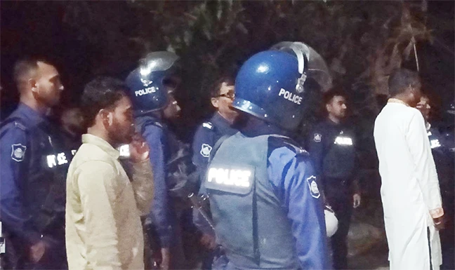 লাইট জ্বালিয়ে মাদারীপুরে সংঘর্ষ, অর্ধশত ককটেল বিস্ফোরণ