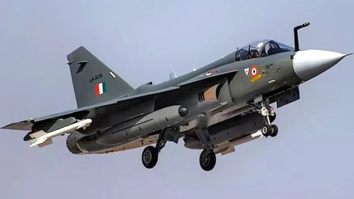 আবারও দুর্ঘটনায় ভারতের তেজাস যুদ্ধবিমান, অবতরণের সময় বিধ্বস্ত