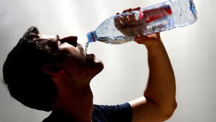 দাঁড়িয়ে পানি পান শরীরের জন্য কতটা ক্ষতিকর?