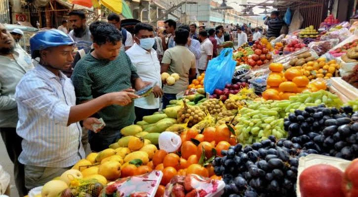 ফল ও খেজুরের বাড়তি দাম, কিনতে হিমসিম খাচ্ছেন ক্রেতারা