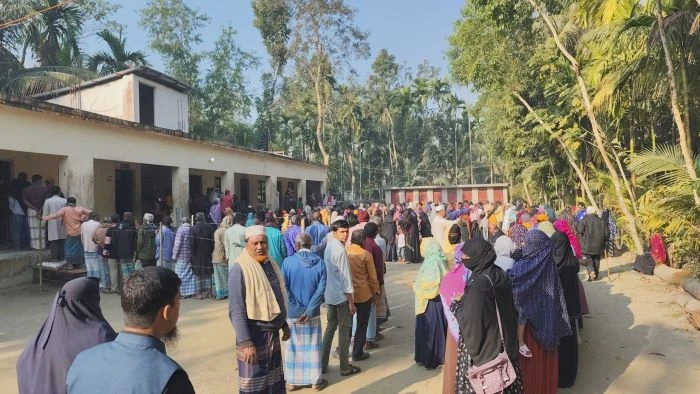 লক্ষ্মীপুরে উৎসবমুখর পরিবেশে ভোটগ্রহণ: চার ঘণ্টায় ভোট পড়েছে ৩৫ শতাংশ