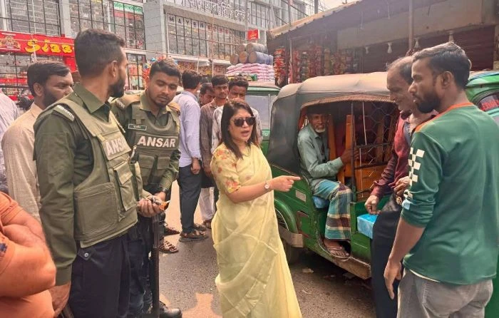 আনোয়ারায় যানজট নিরসনে জয়কালী বাজারে ইউএনও’র অভিযান