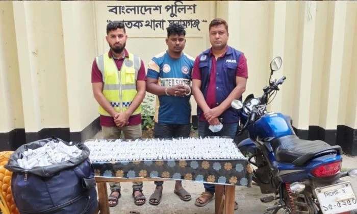 ছাতকে দুই চোরাকারবারীসহ ১২ লক্ষ টাকার ভারতীয় পণ্য জব্দ 