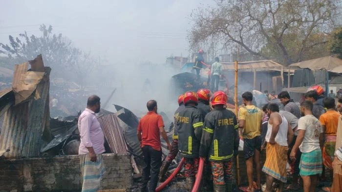 বালিয়াকান্দির বহরপুর বাজারে ভয়াবহ আগুন, পাটের গুদামসহ ২১ দোকান পুড়ে ছাই