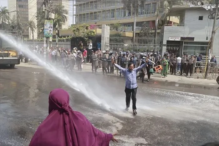 সুদসহ পুরো টাকা ফেরতের দাবিতে বাংলাদেশ ব্যাংকের সামনে আমানতকারীদের বিক্ষোভ
