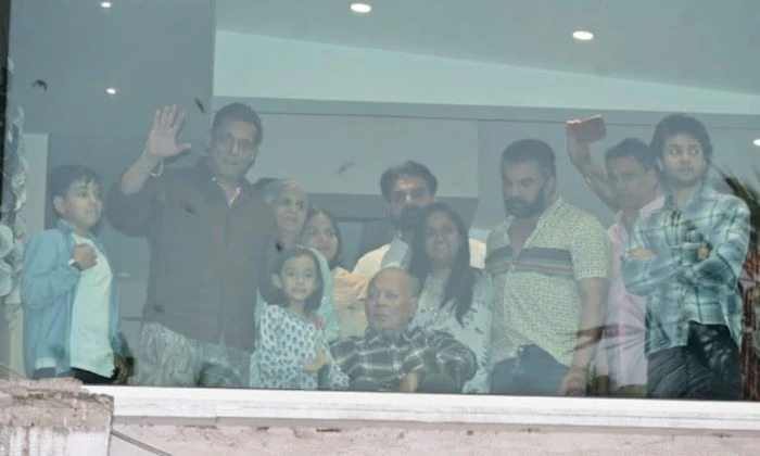 ঈদে সপরিবারে ভক্তদের শুভেচ্ছা জানালেন সালমান ও সেলিম খান