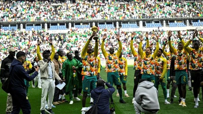 শিরোপা বাতিলের সিদ্ধান্তের পরও ট্রফি প্রদর্শন করে প্রতিবাদ জানাচ্ছে সেনেগাল