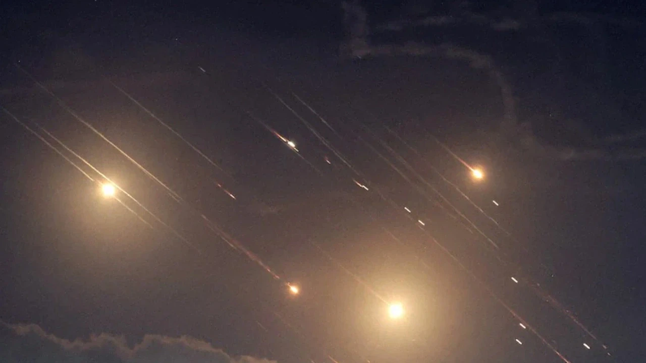 তৃতীয় দফায় মিসাইল ছুড়ল ইরান, ইসরায়েলজুড়ে বাজলো সাইরেন