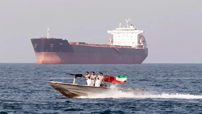 জ্বালানির লাইফলাইন স্থবির, হরমুজে জাহাজ চলাচল নামমাত্র