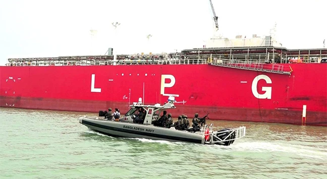 জ্বালানিবাহী জাহাজের নিরাপত্তায় সতর্ক অবস্থানে নৌবাহিনী: আইএসপিআর