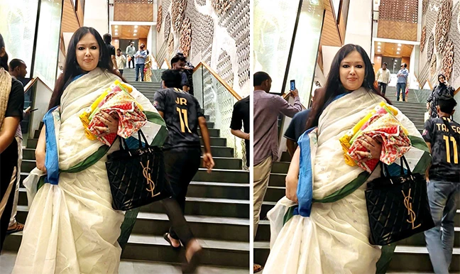 আড়ংয়ে ফ্রি ব্যাগ না পেয়ে ক্ষুব্ধ রুমিন ফারহানা, হাতে কাপড় নিয়ে শোরুম ত্যাগ