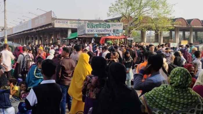 ঈদযাত্রায় মহাখালীতে বাস সংকট, টিকিট না পেয়ে যাত্রীদের ভোগান্তি