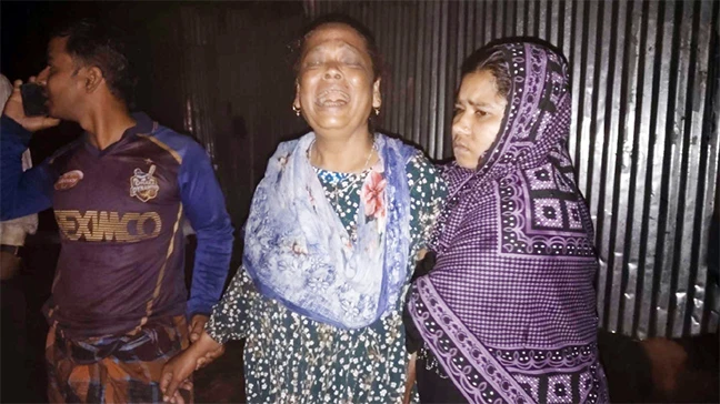 দৌলতদিয়ায় বাস নদীতে: জানালা দিয়ে ছেলেকে বের করে নিজে তলিয়ে যান জ্যোৎস্না