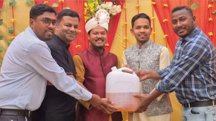 বিয়ের অনুষ্ঠানে বরকে উপহার হিসেবে দেওয়া হলো জ্বালানি তেল