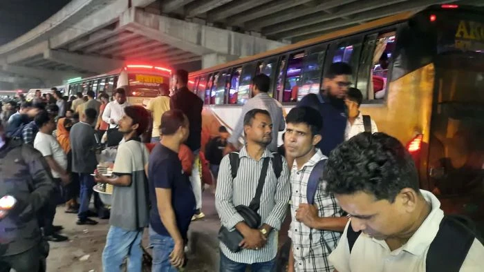 ঈদে ঘরমুখো মানুষের ভিড়ে আব্দুল্লাহপুরে যানজট : বাস সংকটে ভোগান্তি, অতিরিক্ত ভাড়ার অভিযোগ