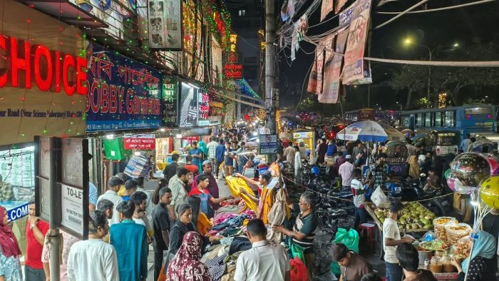 ঈদকে সামনে রেখে এলিফ্যান্ট রোড ও নিউমার্কেটে ক্রেতাদের উপচে পড়া ভিড়