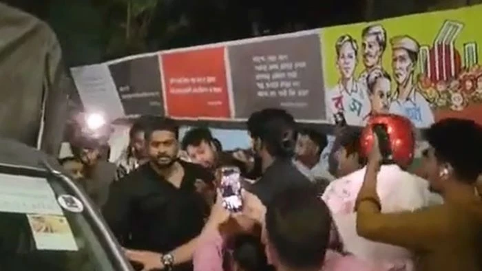 শহিদ মিনারের উপর এলোপাতাড়ি গুলি, একজন আহত