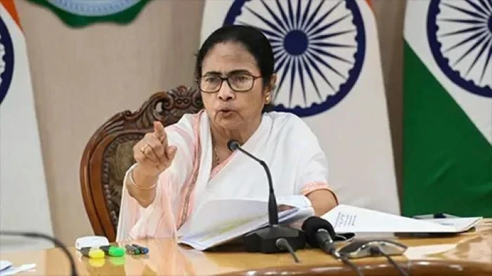 “বেশি বাড়াবাড়ি করলে দিল্লির সরকার ফেলে দেব”: মমতা