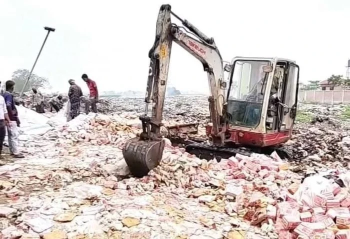 কুষ্টিয়ায় অবৈধ আড়াই কোটি টাকার তামাক জাত পণ্য ধ্বংস 