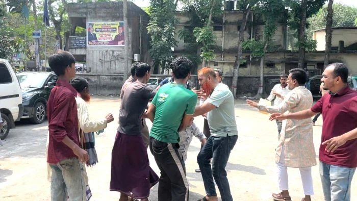 ফরিদপুরে তেল পাচারের ভিডিও করায় থানা চত্বরে সাংবাদিকদের ওপর হামলা 