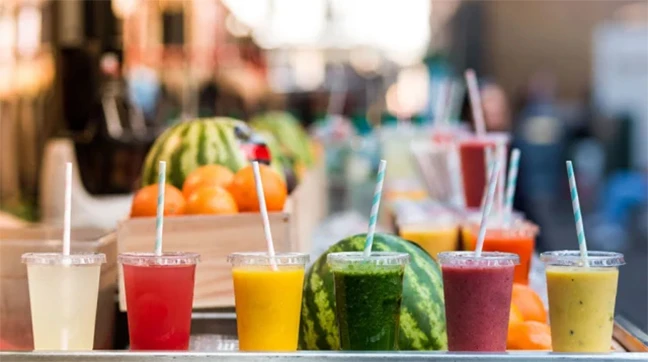 প্রচণ্ড গরমে শরীর ঠিক রাখতে স্যালাইন না ফলের রস—কোনটি বেশি উপকারী?