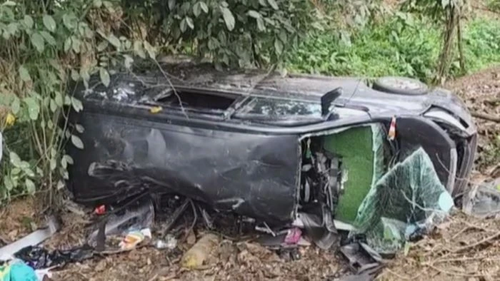 যাত্রীবাহী বাসের সঙ্গে ধাক্কার পর মাইক্রোবাস খাদে, নিহত ৩