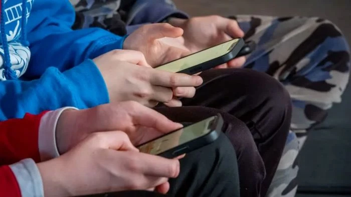 অনলাইন নিরাপত্তায় নতুন বয়স যাচাই অ্যাপ আনছে ইউরোপীয় ইউনিয়ন