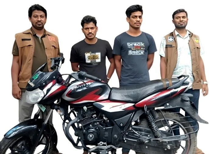 রাজশাহী নগরীতে চোরাই মোটরসাইকেল সহ দুই চোর আটক