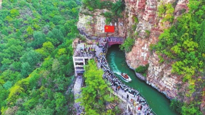 পাহাড় ভেদ করে তৈরি মানবসৃষ্ট জলপথ
