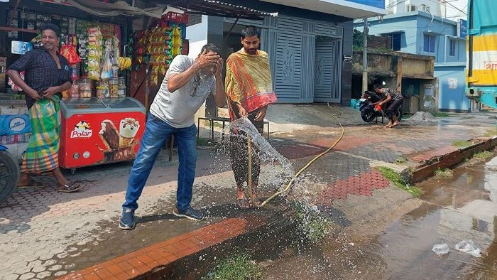 তীব্র গরমে নাজেহাল বেনাপোল, জনজীবনে স্থবিরতা