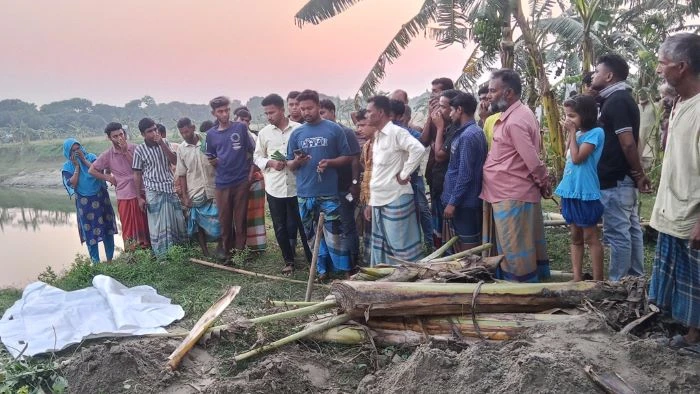 নিখোঁজের ১১ দিন পর গর্ত থেকে মা-মেয়ের মাটিচাপা মরদেহ টেনে বের করলো কুকুরের দল
