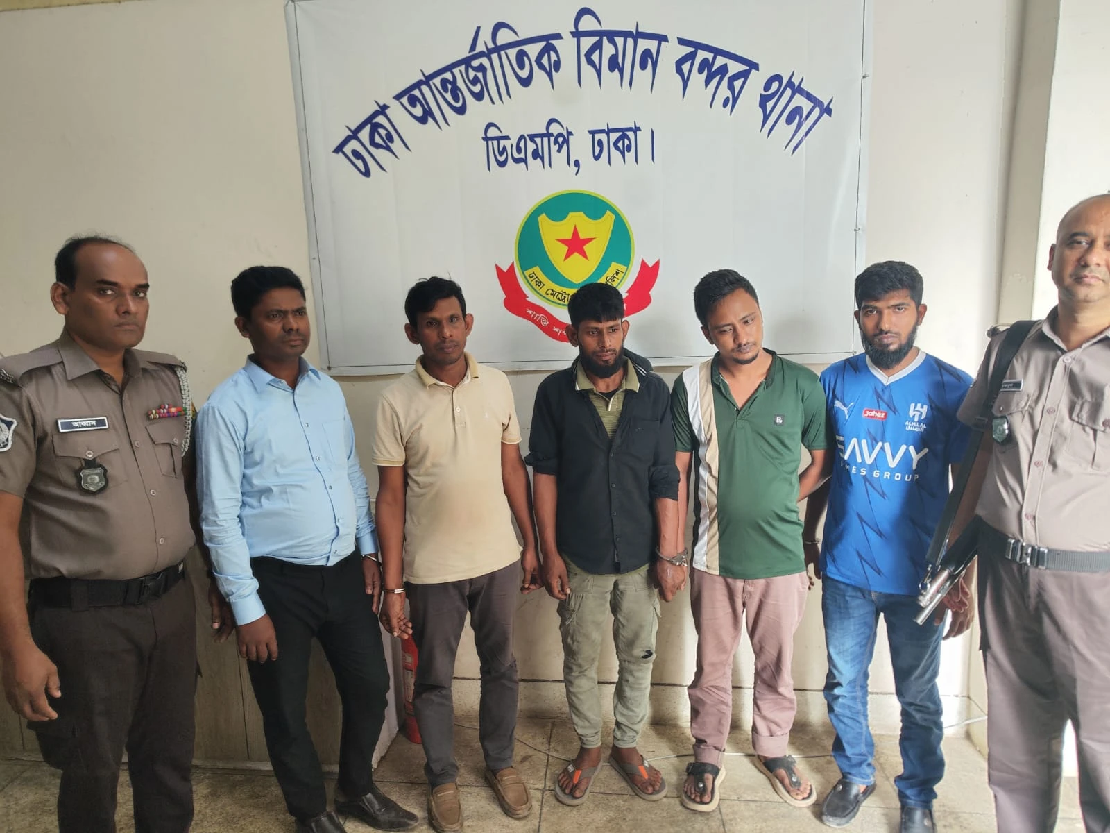 বিমানবন্দর এলাকায় কাপড়বোঝাই কাভার্ড ভ্যান চুরি গ্রেফতার ৫ মালামাল সহ ২ ভ্যান জব্দ