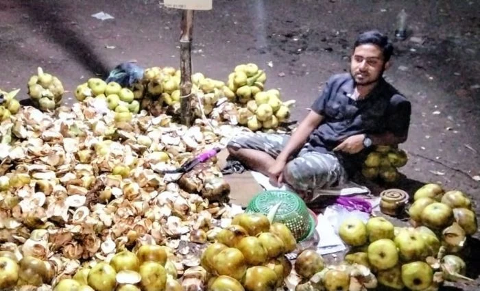 পার্বতীপুরে বাড়ছে সুস্বাদু ও রসালো তালশাঁসের চাহিদা