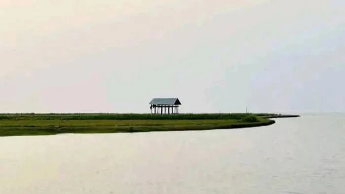 ঝড়-বৃষ্টিতে মেঘনা চরে আটকে পড়েছেন দেড়শাধিক পর্যটক