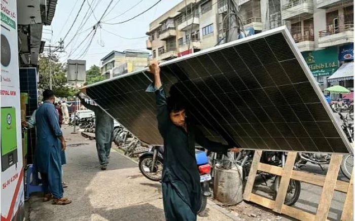 চরম সংকটের মুখে সরকারি সহায়তা ছাড়াই পাকিস্তানের নাগরিক উদ্যোগে যেভাবে ঘটল সোলার-বিপ্লব