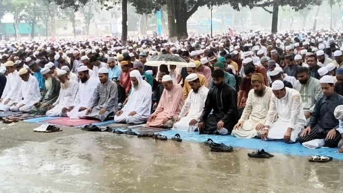 এক রাকাতের পরই নেমে আসে মুষলধারে বৃষ্টি, তবু মাঠ ছাড়েননি শোলাকিয়ার মুসল্লিরা